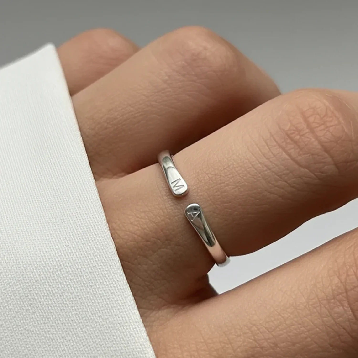 Anillo Ajustable con Inicial Whisper - Image 6